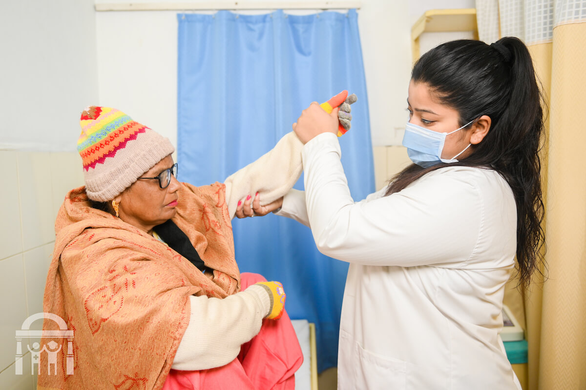 Guru Nanak Mission Hospital Dhahan Kaleran Physiotherapist and patient in session near Banga